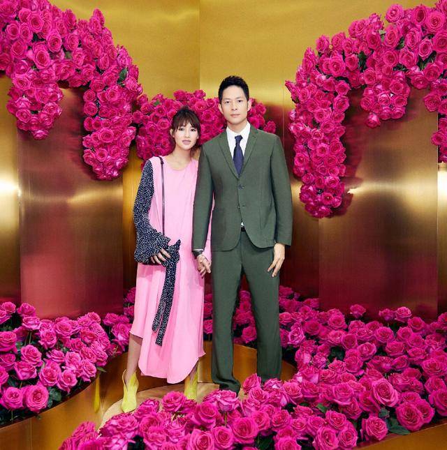 陈燃牵手老公现身,穿粉色连衣裙配短靴,蝴蝶结一系孕肚更明显了_齐