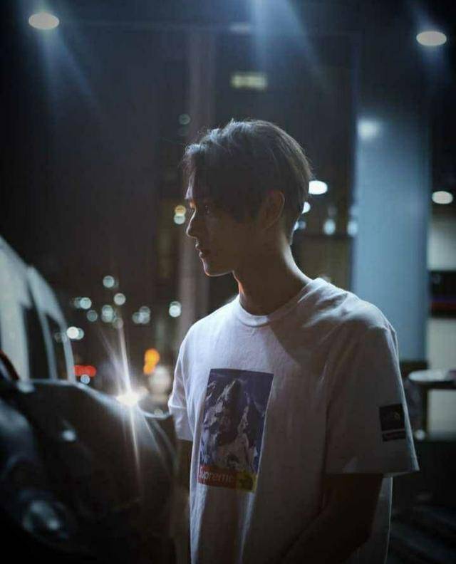 想到的就是他的神仙颜值,他也因为这张脸圈粉无数,当然大多是女友粉。