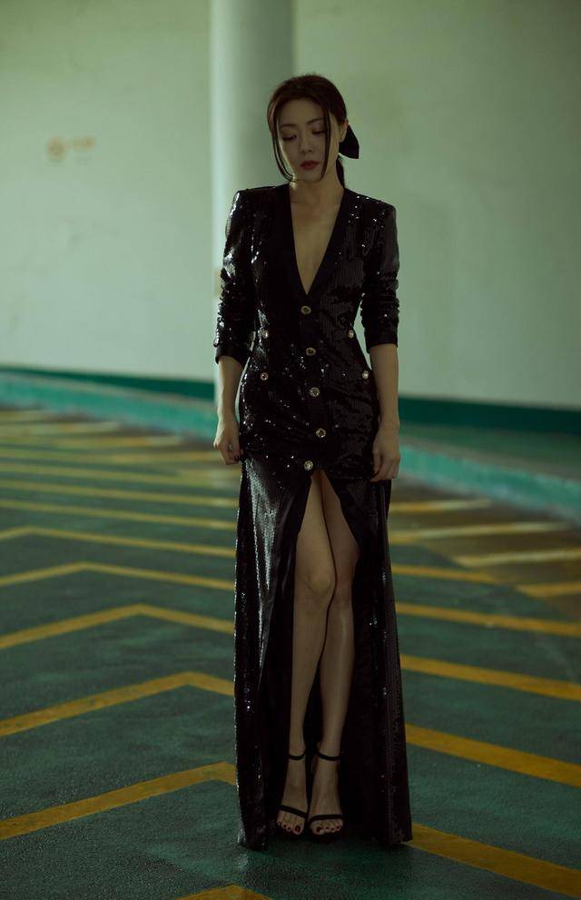 邓家佳穿衣好洋气黑色深v连衣裙端庄优雅豆腐腿好惹眼