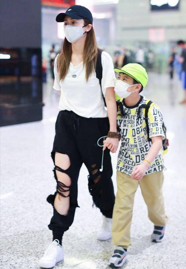 刘芸携子走机场,裤子破的露大腿太招摇,10岁儿子推行李很硬汉_感觉_好