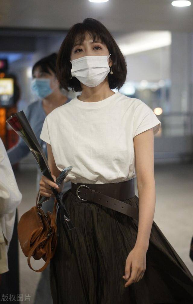 李艺彤短发造型满分可爱换一个造型换一个风格