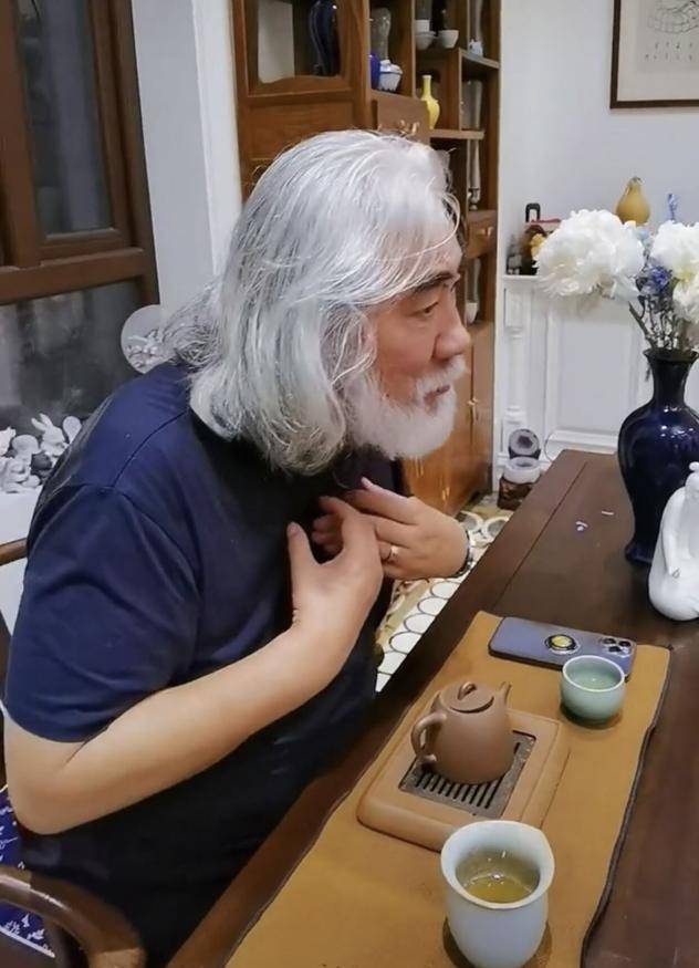 张纪中与《鹿鼎记》主演再聚首,舒畅似少女,"双儿"在旁罕现身_何琢