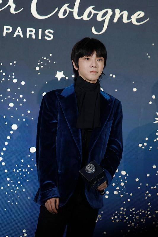 华晨宇真是荷尔蒙"爆棚",宝蓝西装好贵气,但搭高领衫像没脖子_黑色