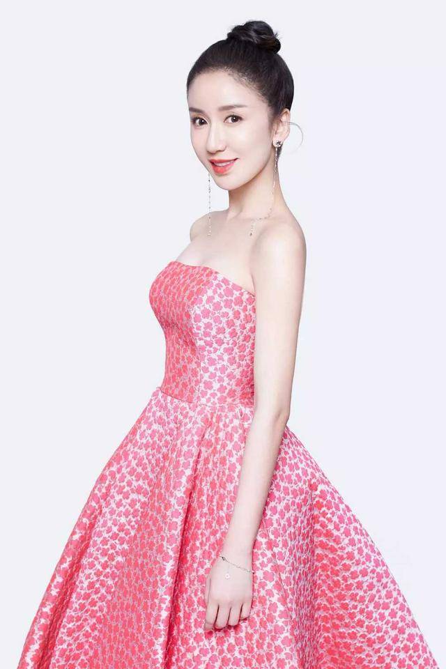 33岁娄艺潇大秀好身材身材高挑迷人曲线美得让人挪不开眼