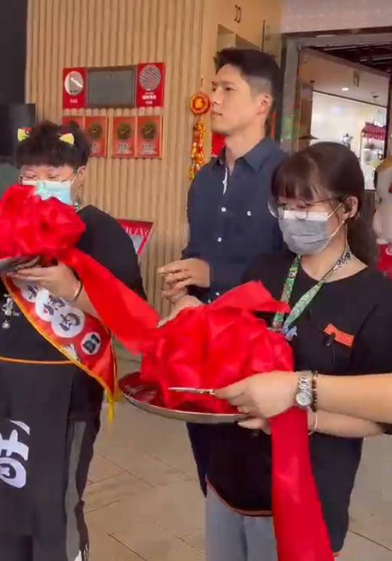 与女网友合照的吴永恩,脸上挂满笑容,亲和力爆棚,而