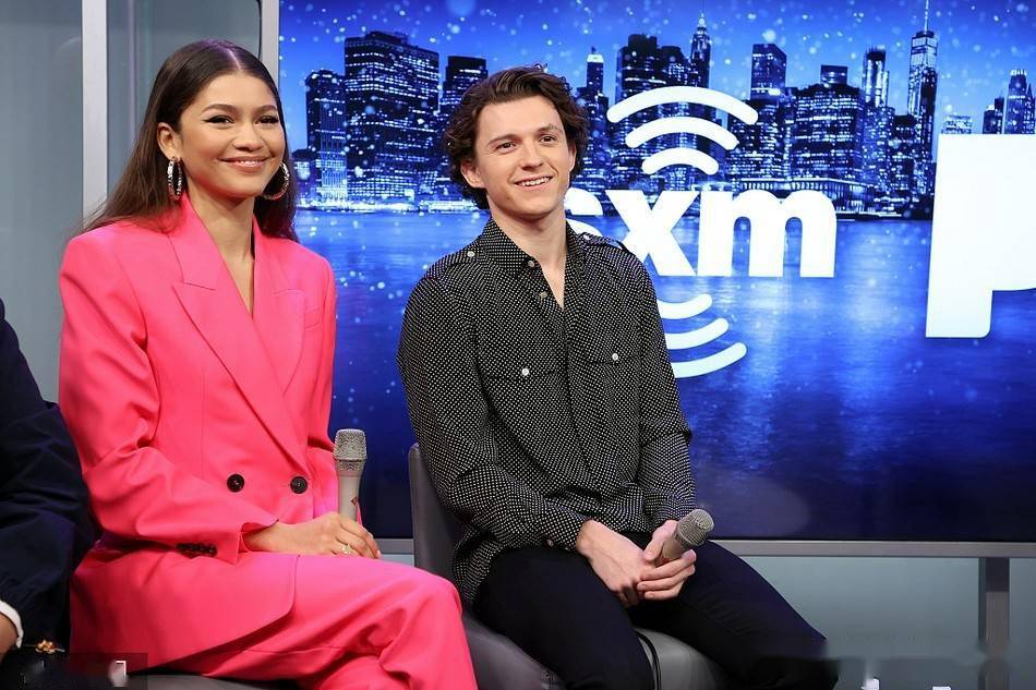 荷兰弟与赞达亚共同做客节目 深情对望cp感十足