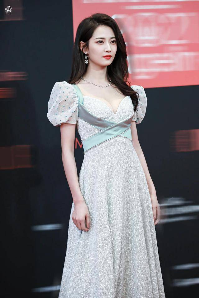 陈钰琪这衣服穿的太性感了