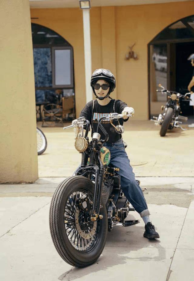 35张俪骑摩托参加好友婚礼打扮休闲皮肤好得像少女