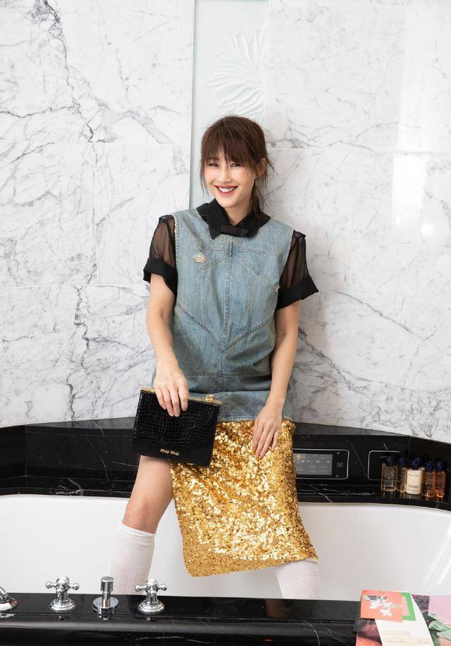 陈燃真厉害金色连衣裙配15厘米细高跟为了美脚背都快垂直了