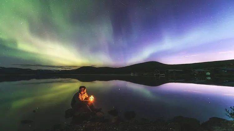 自然环境Pantone发布了2022年度流行色——长春花蓝