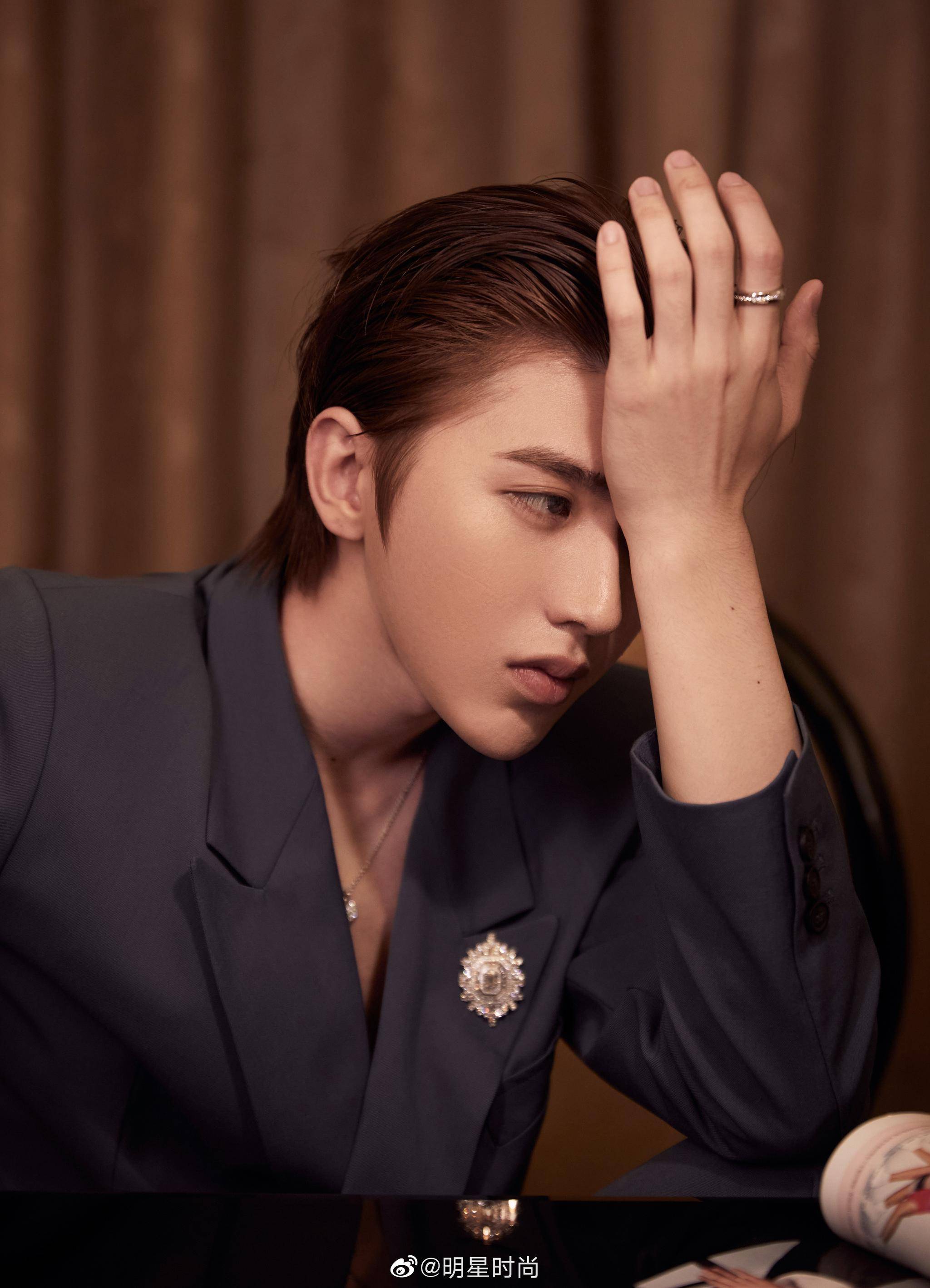 蔡徐坤elle风尚大典红毯造型,他身穿蓝色西装,野性充裕感十足