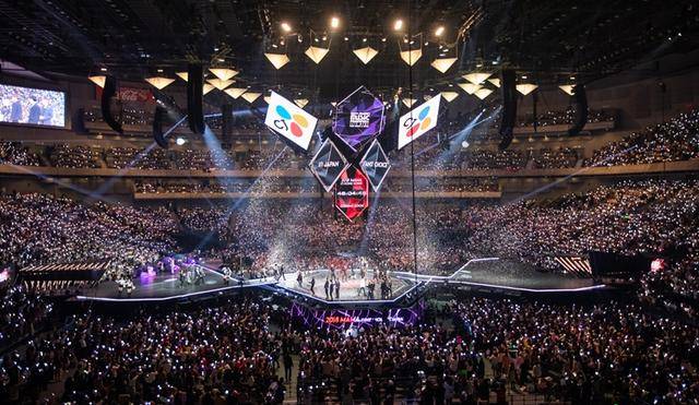众星聚集在日本名古屋 Bts成为最耀眼了那颗星 歌迷 年度 金硕珍