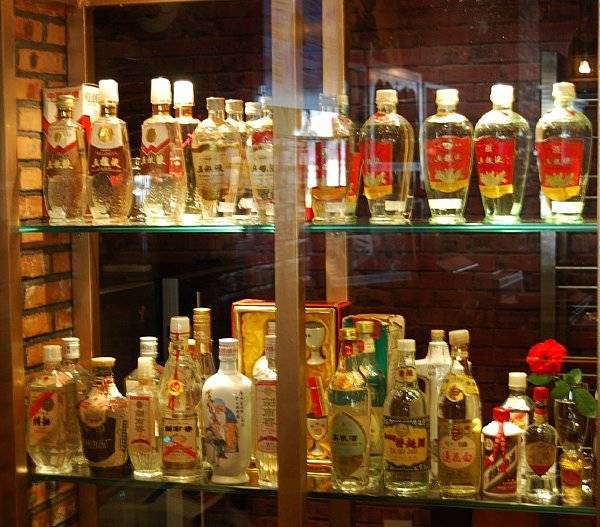 先看看白酒收藏的选取的条件1,纯粮食酒,越是好的纯粮食酒就越具有