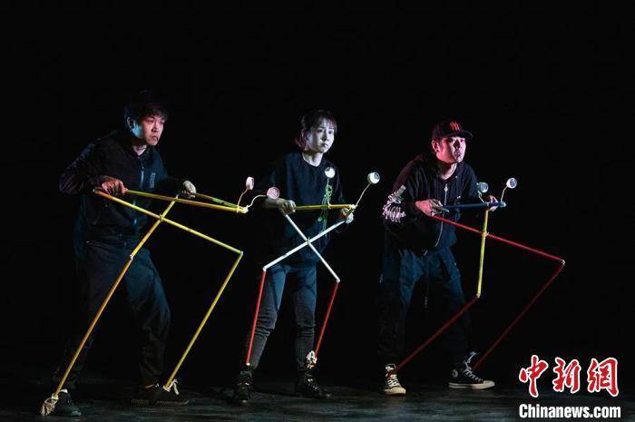 中国儿艺塑料袋变身“主角” 儿艺新戏《极简创造》用无限想象打造妙趣世界