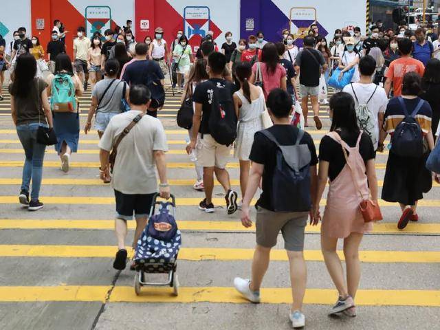 香港“内地新移民”收入谈球吧体育水平曝光！高学历人士无留港长居(图1)