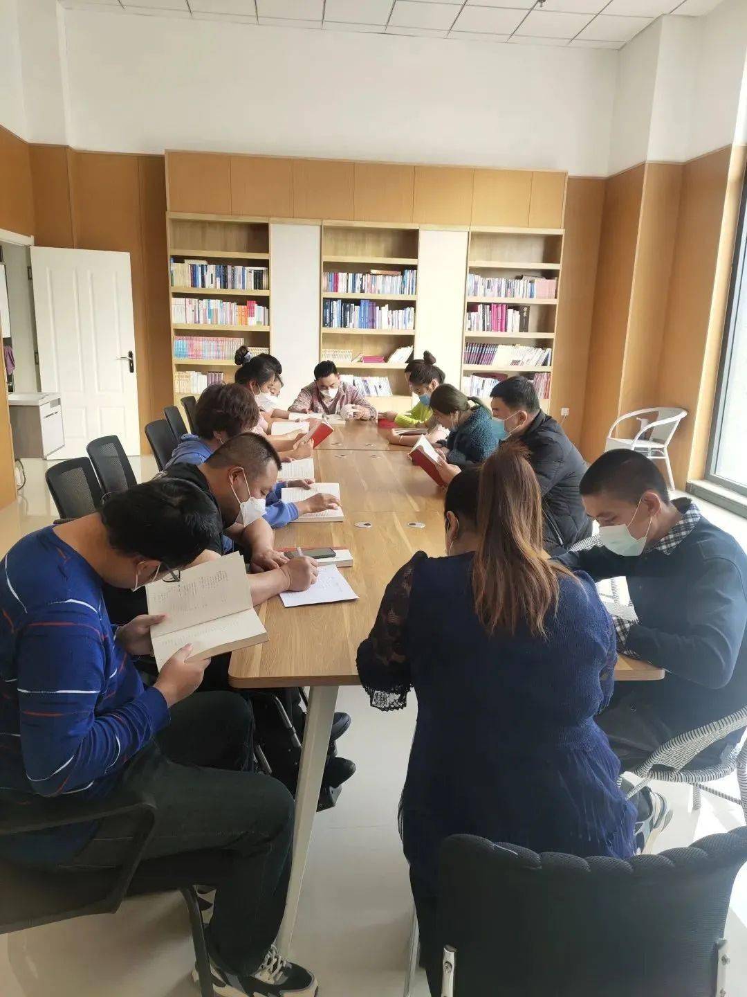向有读书需求和意愿的残疾人家庭发放旗图书馆免费赠送的读者卡,残疾
