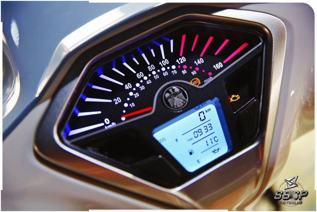 带有科技感背光的指针式仪表与液晶显示器仪表,日常显示一应俱全.
