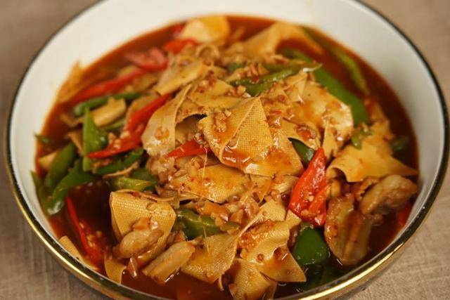 滚烫的一口黄豆酱包着豆皮,吃下去从头爽到脚!