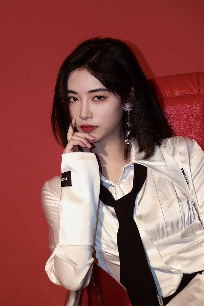 许佳琪衬衫领带造型简约大气 眼神清冽化身禁欲系女王_写真_酷飒