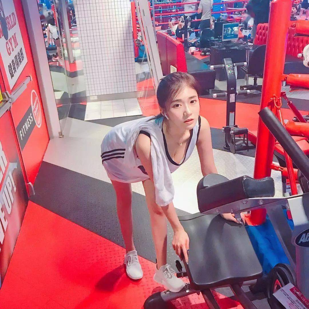 台湾最火女神谢薇安vivian,带球撞人,ig被封?_罗志祥_网友_人气