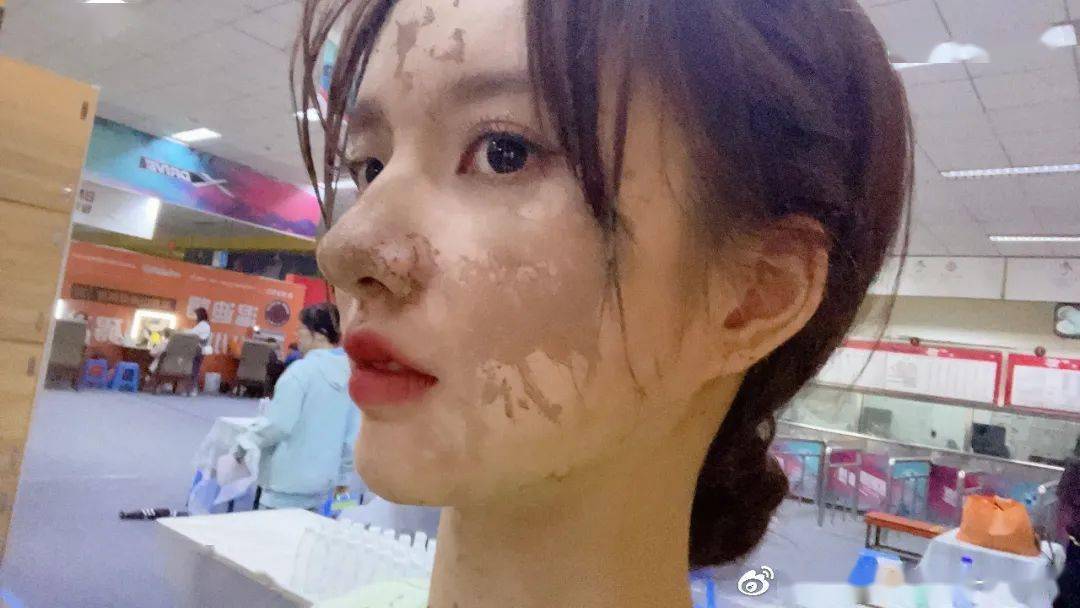 plog刘些宁港风泳池plog艳惊四座，如何抵抗妆容天敌？