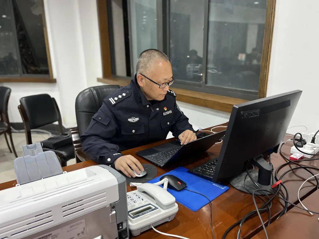 他叫杨建国,杭州市公安局临安分局基层基础管理大队教导员,现为分局