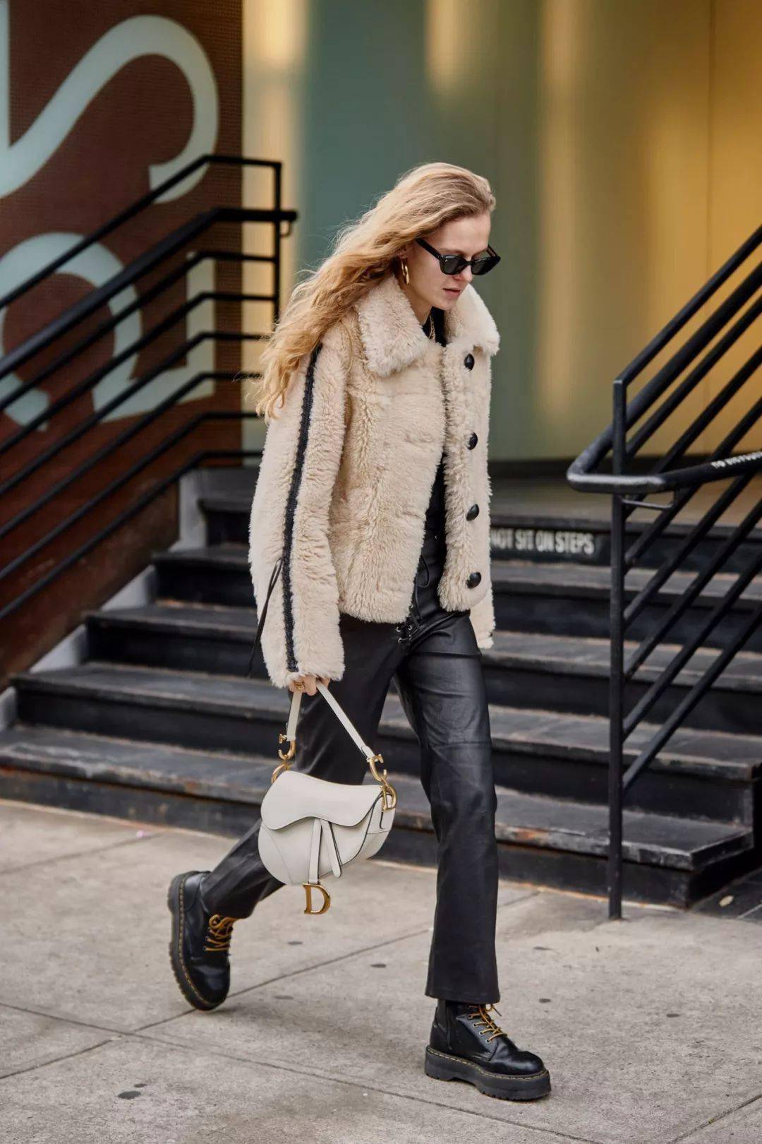 灯芯绒 今年冬天“短外套+裤子”最流行，显高显瘦巨时髦！