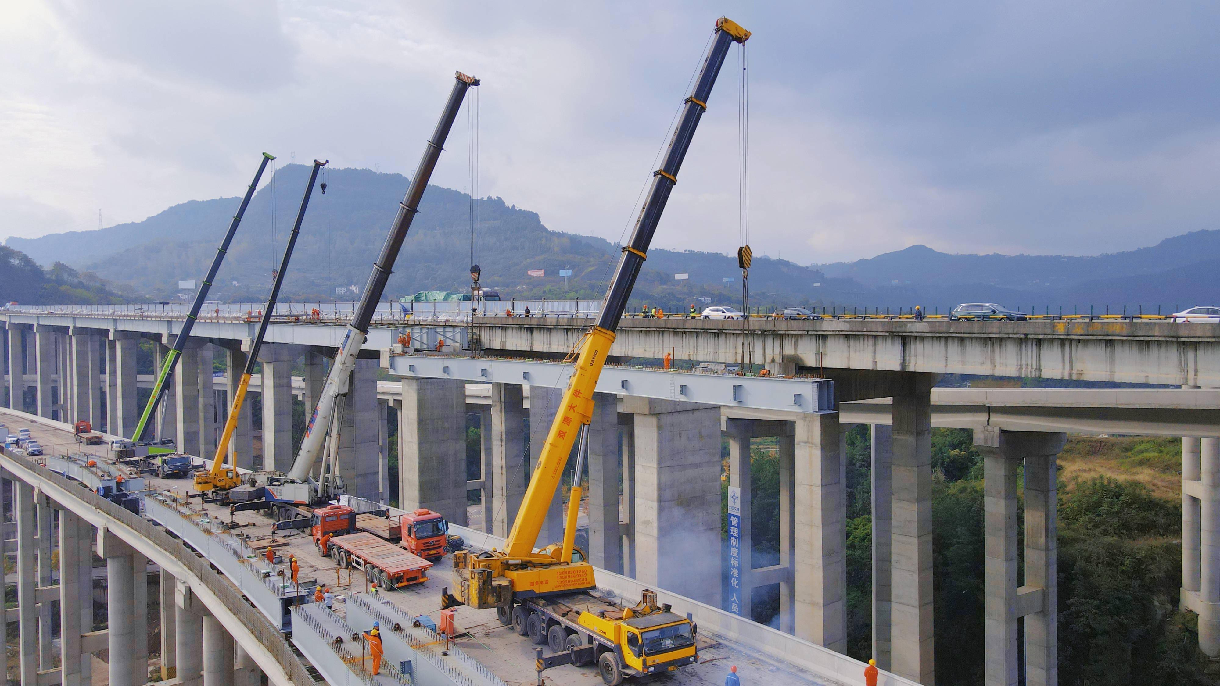 "初冬,中交一公局集团有限公司重庆万州环线高速公路项目鹿山互通施工