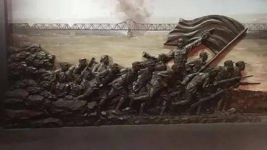 参观浮雕在讲解员的带领下,少先队员们走进大厅,首先映入眼帘的一座