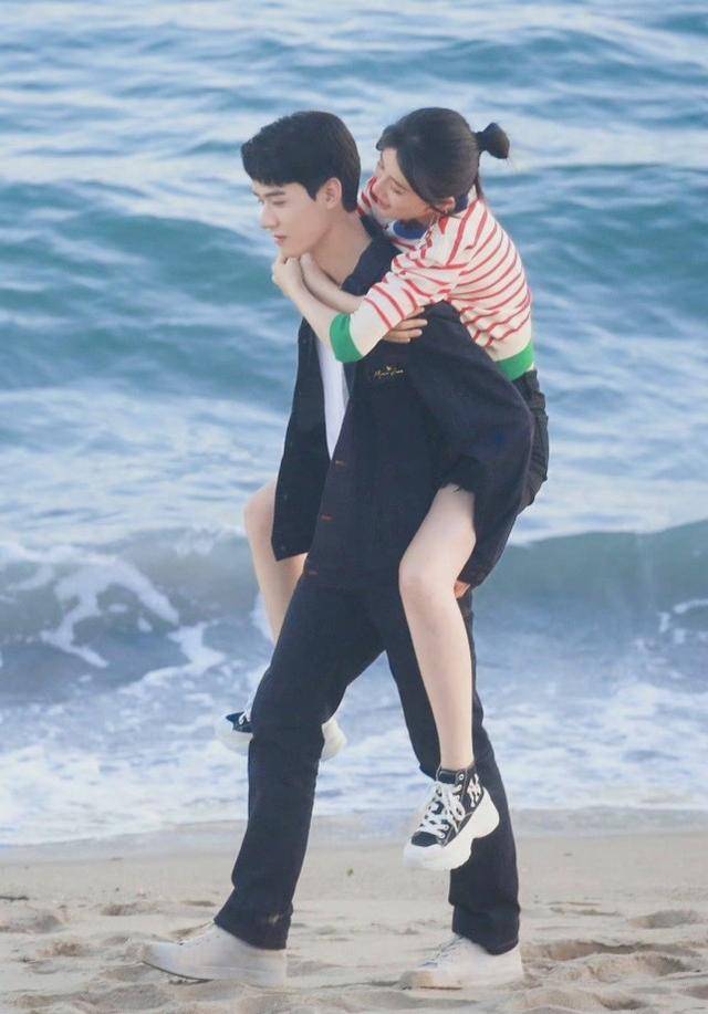 龚俊乔欣新剧预告照片曝光海边牵手cp感满满龚俊太有男友力