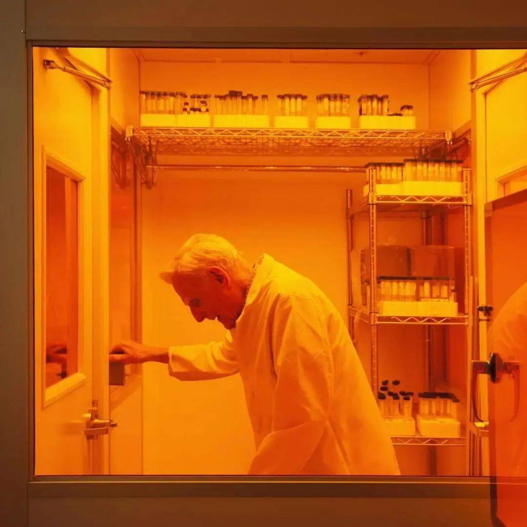 物理学|54岁失业搞研究，97岁获诺贝尔奖：自己卷自己最高境界！