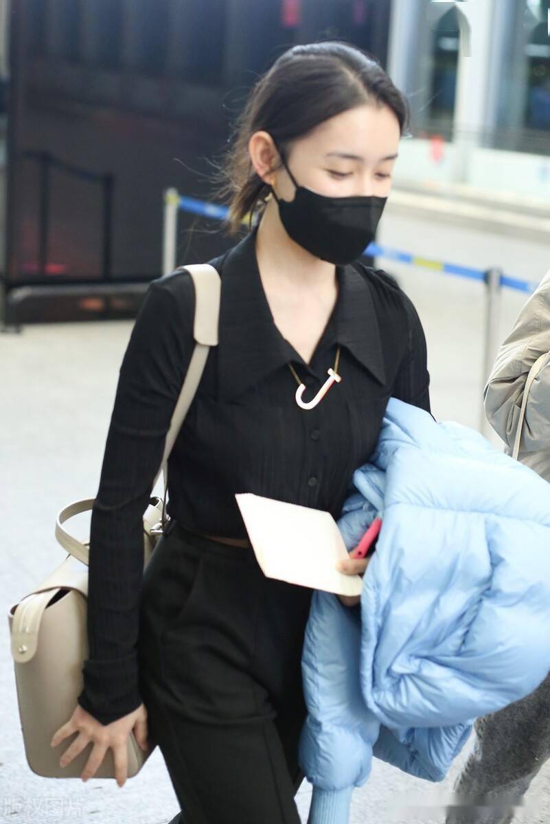 2021年12月13日,北京,蒋依依现身机场