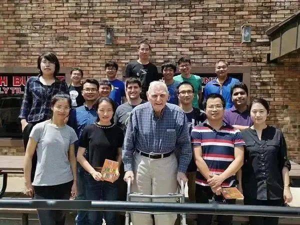 物理学|54岁失业搞研究，97岁获诺贝尔奖：自己卷自己最高境界！