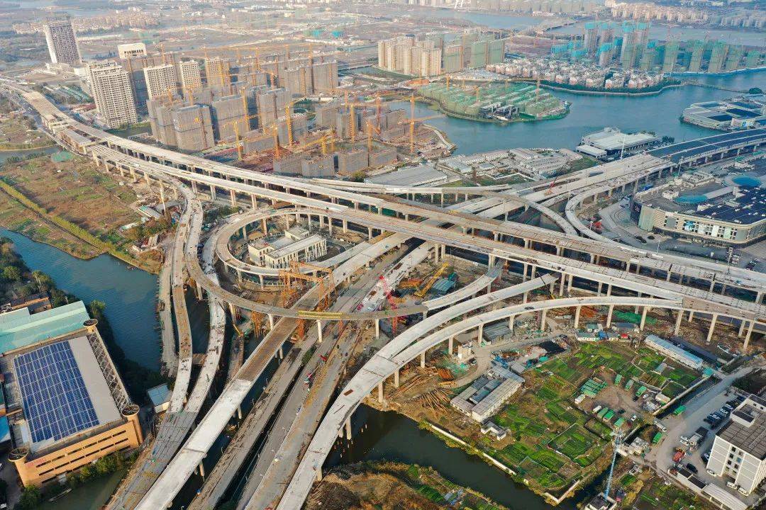 采用5层互通式立体交叉设计,新建2座主线高架桥,8座匝道桥,梁部结构
