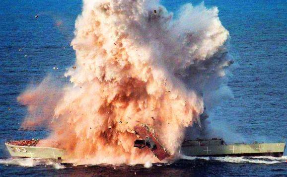 这是因为鱼雷在水中爆炸,水的密度较大,所以鱼雷产生的巨大的能量会被