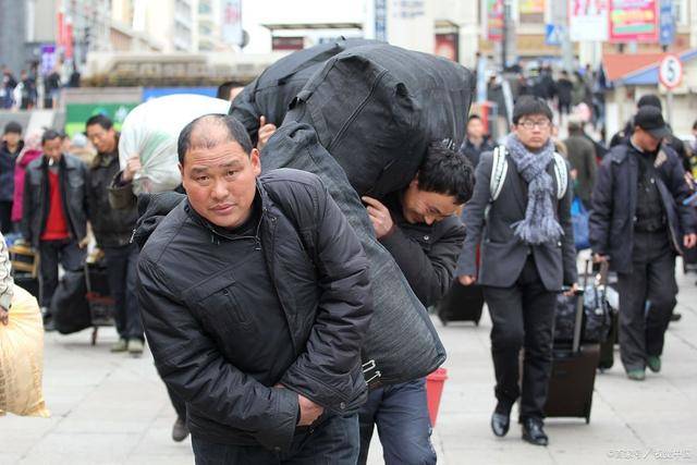 ",每天过着朝九晚五的生活,夜班白班来回倒,打工族为了生计奔波劳累