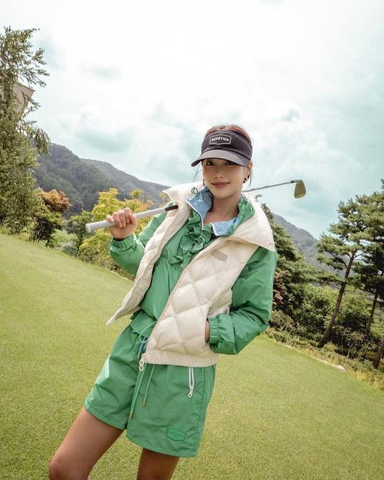 韩国女艺人奇恩世sns发布代言广告片场照