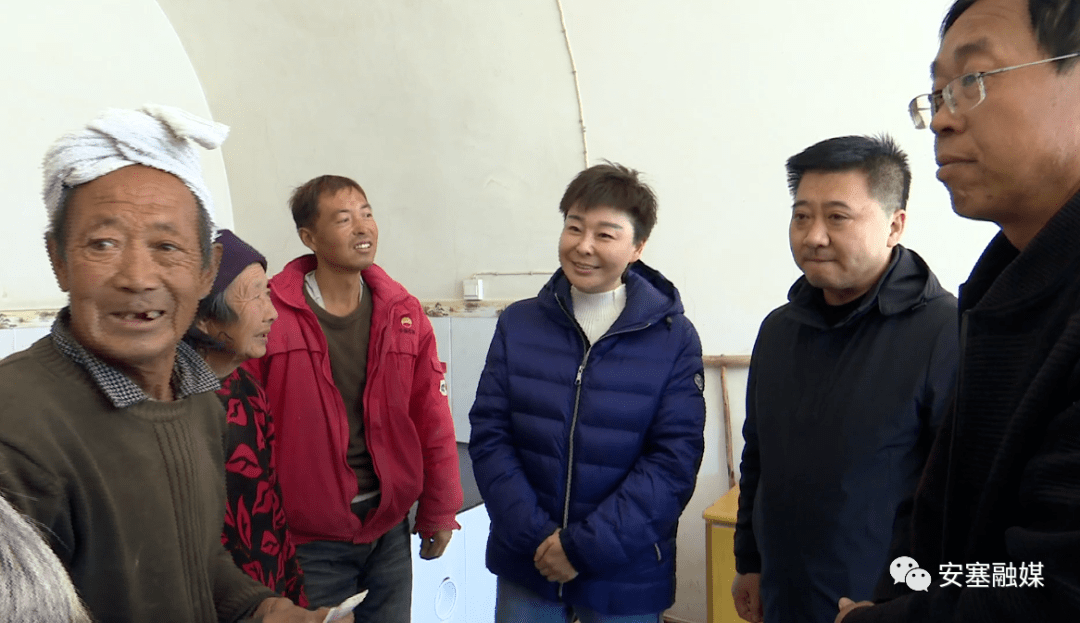 卢淑云深入脱贫户田喜军家中走访慰问,为他送去慰问