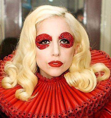 ladygaga面见英国女王最夸张的扮相见女王用最谦逊的态度接待