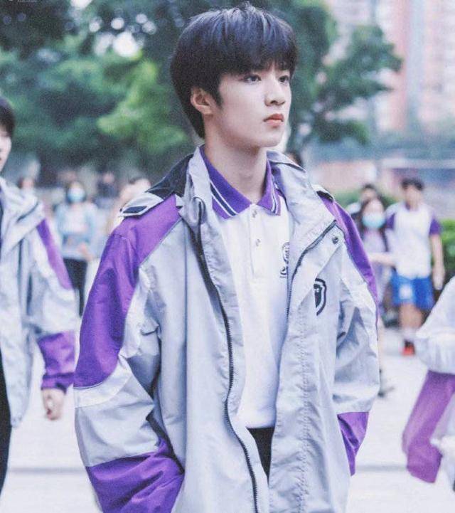 tnt刘耀文拍初中毕业照满屏洋溢青春活力粉丝私生拍的