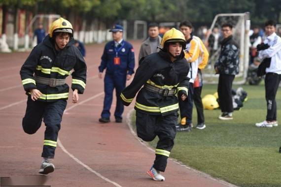 科目|四川内江：大中学生赛消防技能