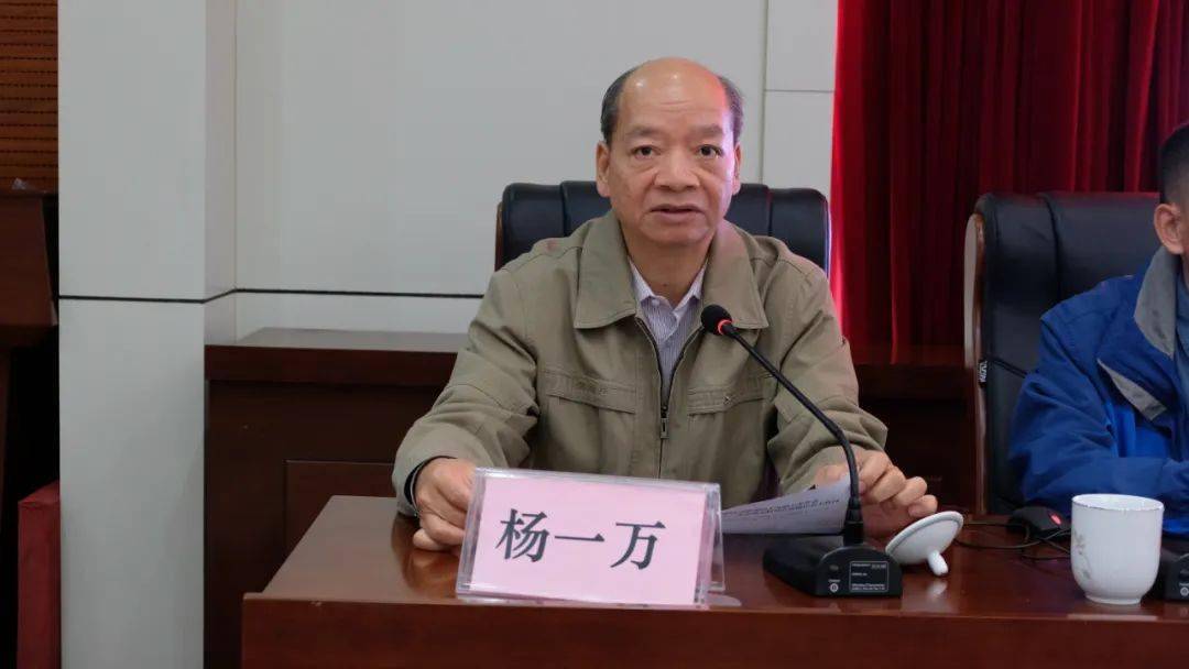 报告会上,张忠友教授围绕学习贯彻党的十九届六中全会精神和全会通过