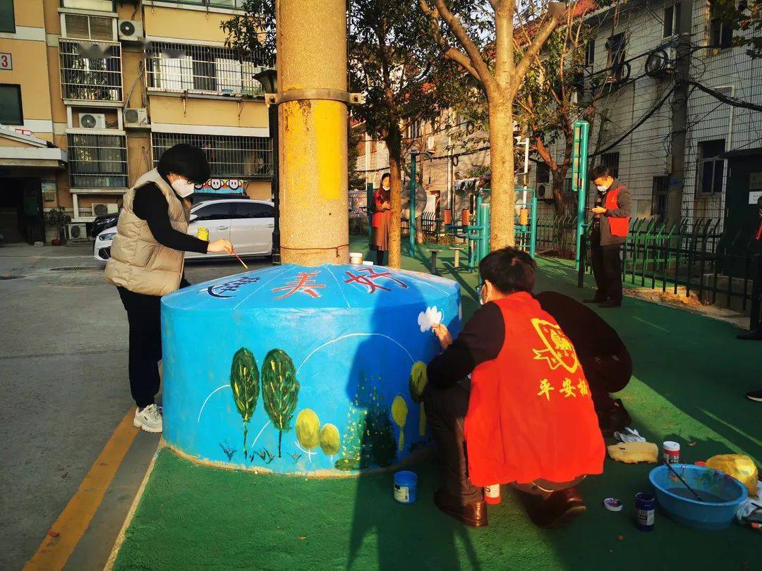 近日,在雨花臺區板橋社區勝利南苑,居民張小山看著一群紅馬甲圍著電線