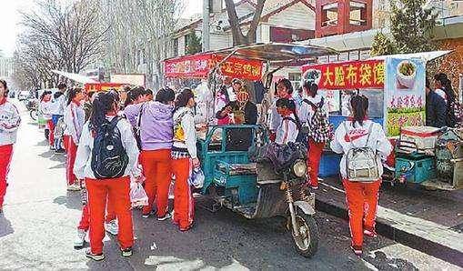 大妈校门口卖特色小吃1份5元放学半小时就被学生抢光光