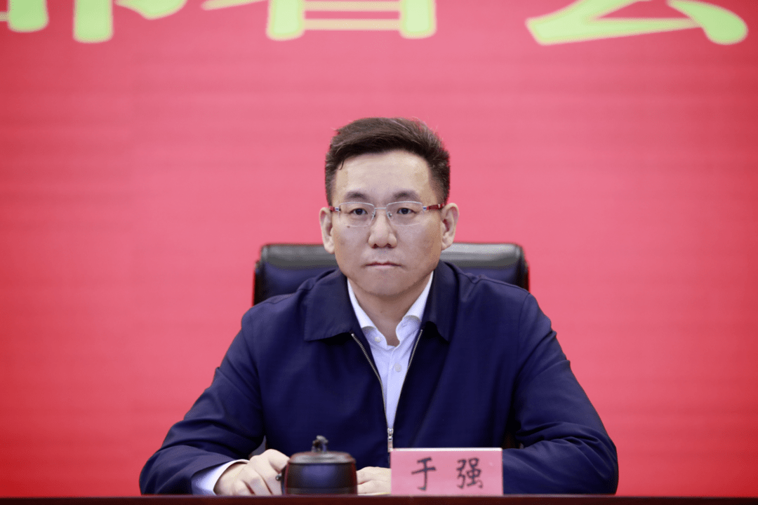 西青区委书记李清,区委副书记,区长殷学武出席会议并讲话.