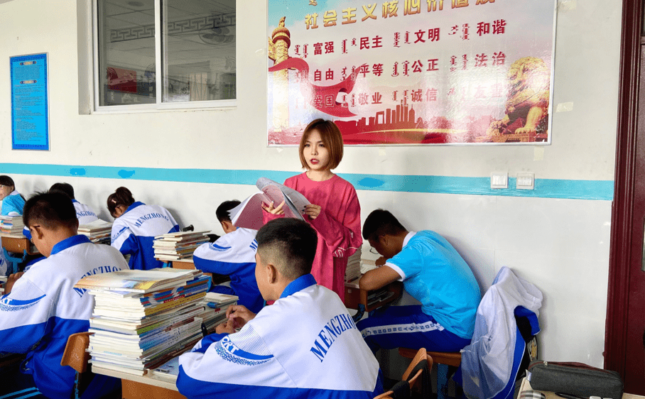 我负责科尔沁左翼中旗蒙古族中学高一三个班级的的英语课,每天当我