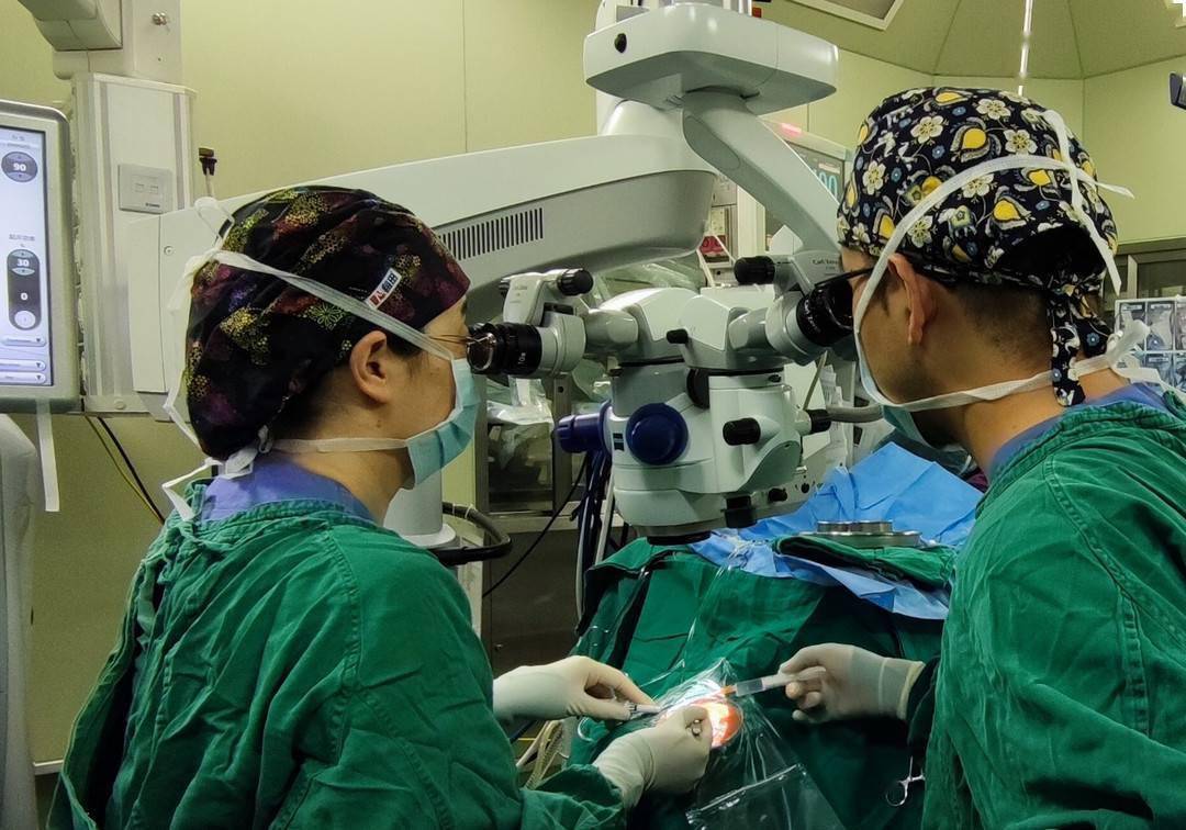 华西医院完成新型青光眼引流管微创植入术_手术_患者_mmhg