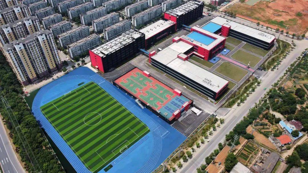 学校位于芜湖市湾沚区芜屯路以西,陶辛路以南,南临东湖,西依青弋江