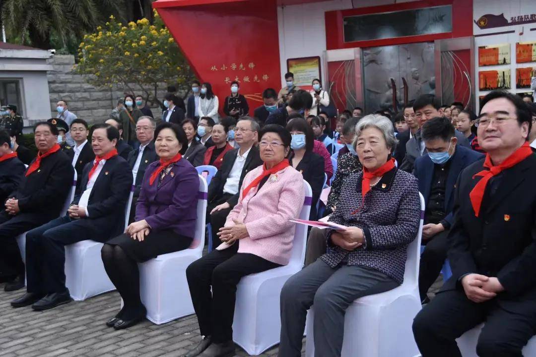 中国关工委主任顾秀莲为中国少年先锋队队歌广场授牌