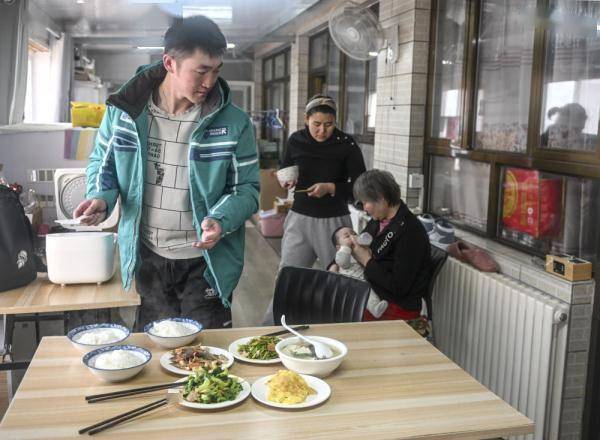极地|走近冬奥丨民宿老板“变身”滑雪教练